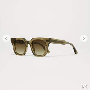 Chimieyewear solglasögon i mörkgrön och i modellen 04❤️Supersnygga och fint skick! Nyskick kostar 1350kr jag säljer för 750kr❤️