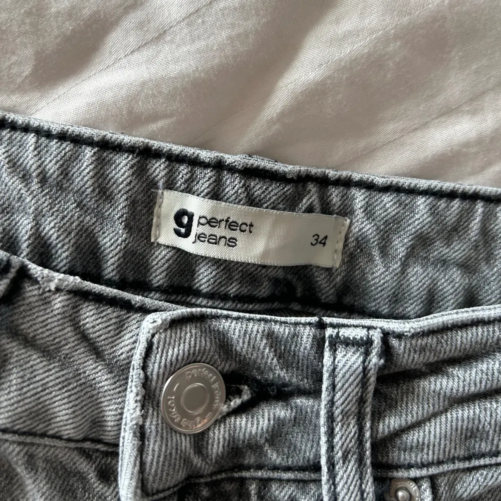 Säljer dessa full length flare jeans från Gina, använd fåtal gånger och har inga tecken på användning💞 Hör gärna av er innan ni väljer köp via Plick!. Jeans & Byxor.