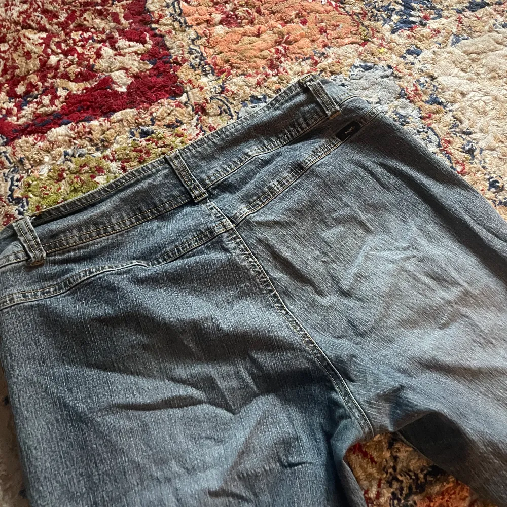 Väldigt snygga vintage jeans som sitter perfekt på! Midjemått: 40 cm (stretch) innerbenslängd: 76 cm <3. Jeans & Byxor.
