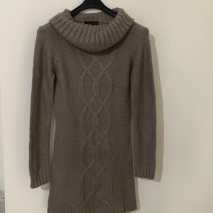 Vinter klänning  - Väldigt sällan använt. Vero moda. Kan ta ner priset om det behövs. Längden är runt 80 centimeter.