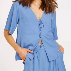 Blå blus - En blå blus. Helt oanvänd med lappen kvar. Somrig och himmelsblå 