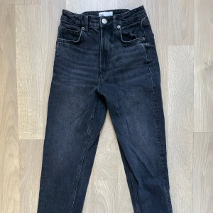 Zara jeans - Aldrig använda. Hög midja. Ankellängd. 