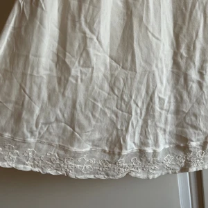 Nattlinne i silke - Superfint nattlinne i 100% silke. Den är lite genomskinlig och ganska kort, jättebra skick. Broderingar längst ner