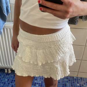 Fin vit kjol andvänt några gånger men är i bra skick. Det är storlek 152 men är extremt stretch så passar någon med S eller Xs