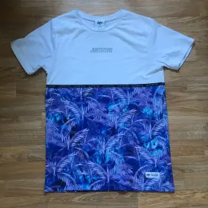 Vit, lila och blå baggy T-shirt från Hype. Köpt på New yorker. Står Small men passar även Medium. Säljer då jag inte längre använder den