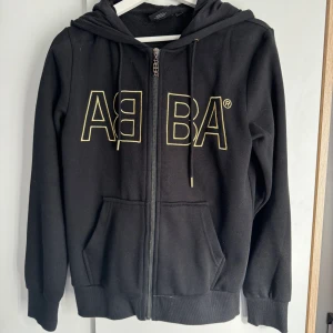 ABBA hoodie - Säljer min abba hoodie då jag inte använder den. Köpt på ABBA museet i stockholm. Använd enstaka gånger så praktiskt taget nyskick!! Stl S