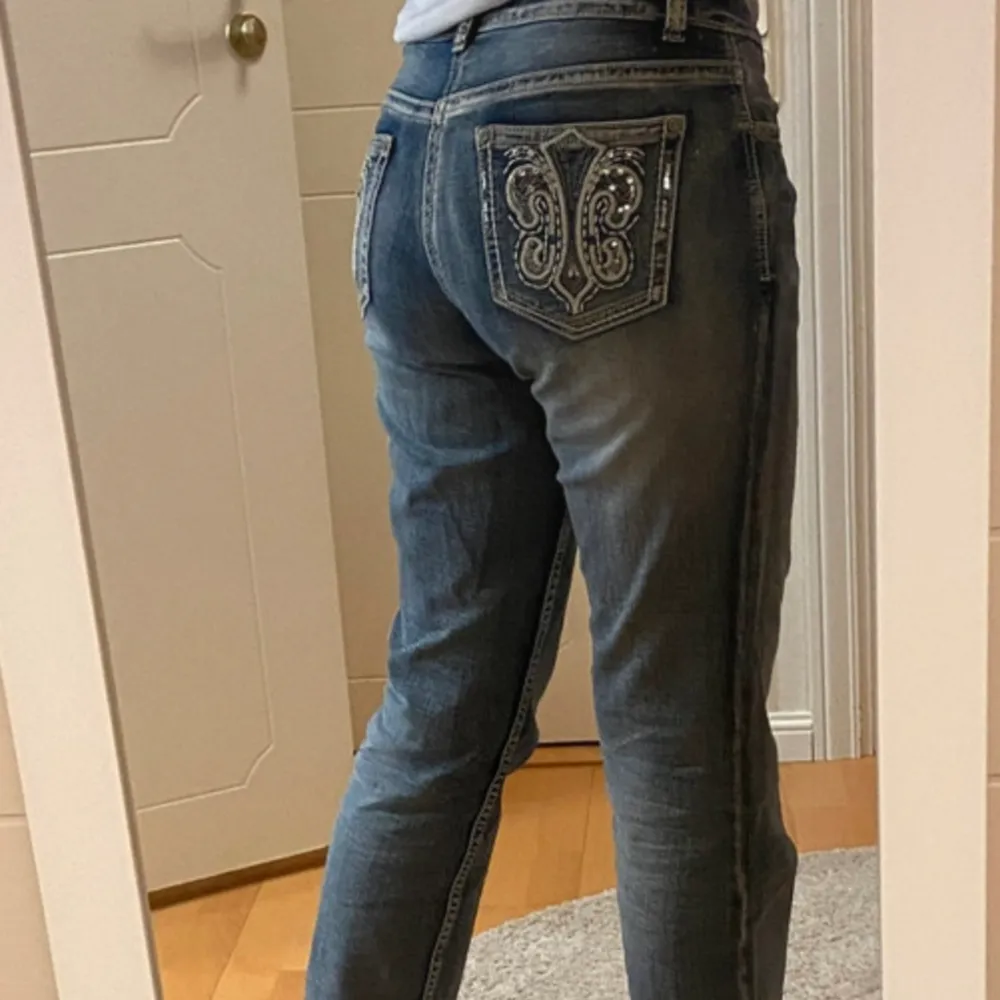 Snygga lågmidjade jeans från stars and stripes! Köpta på jeans uno i Stockholm för 1100kr, snygga glitterfickor bak. Bra skick!. Jeans & Byxor.