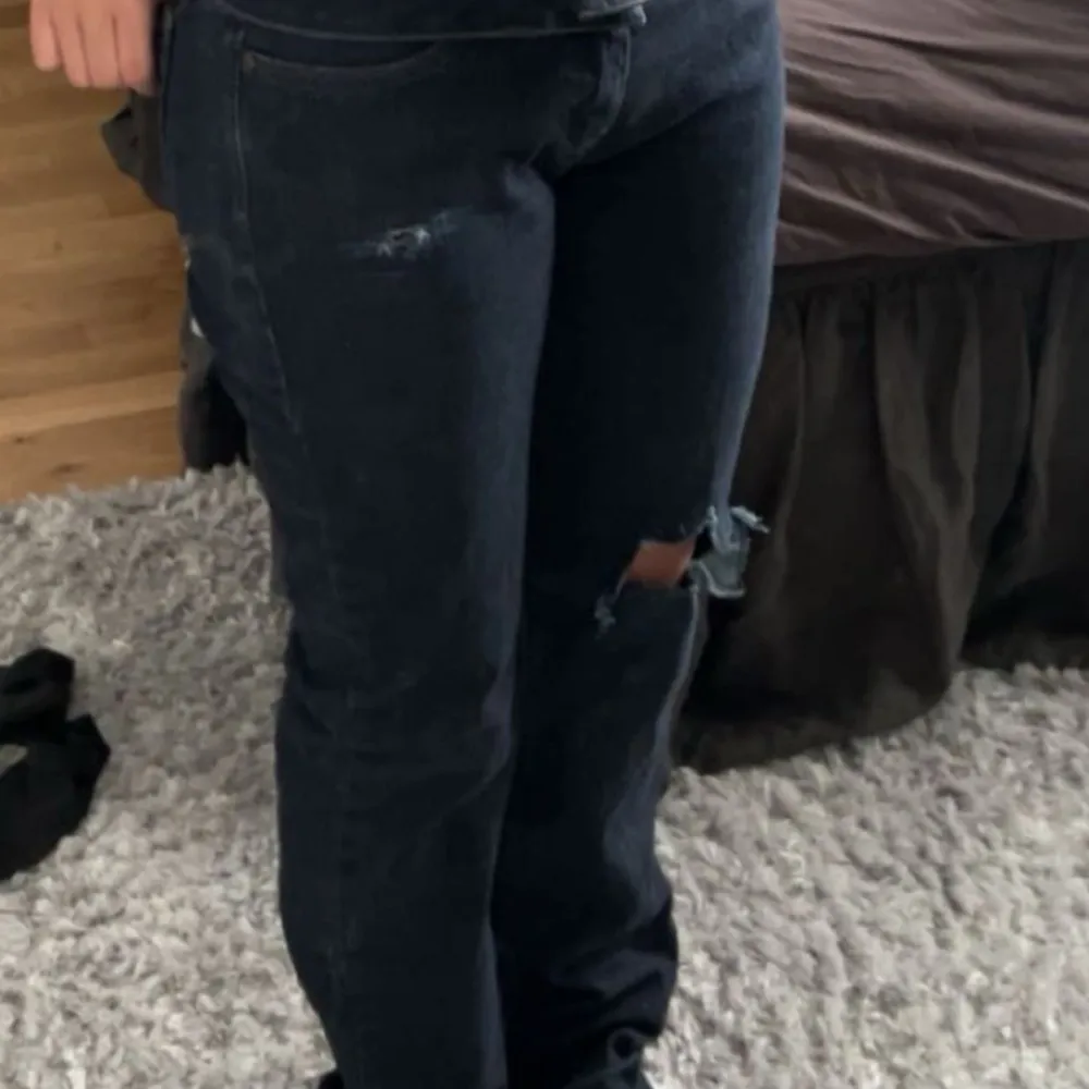 Långa mörkblå jeans Low-waist storlek 28 men passar mig som har 26 i jeans. Jeans & Byxor.