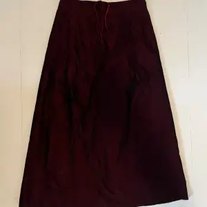 Vinröd lång kjol med dragkedja 
