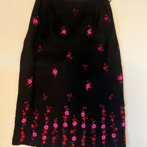 Svart kjol med rosa blommor 