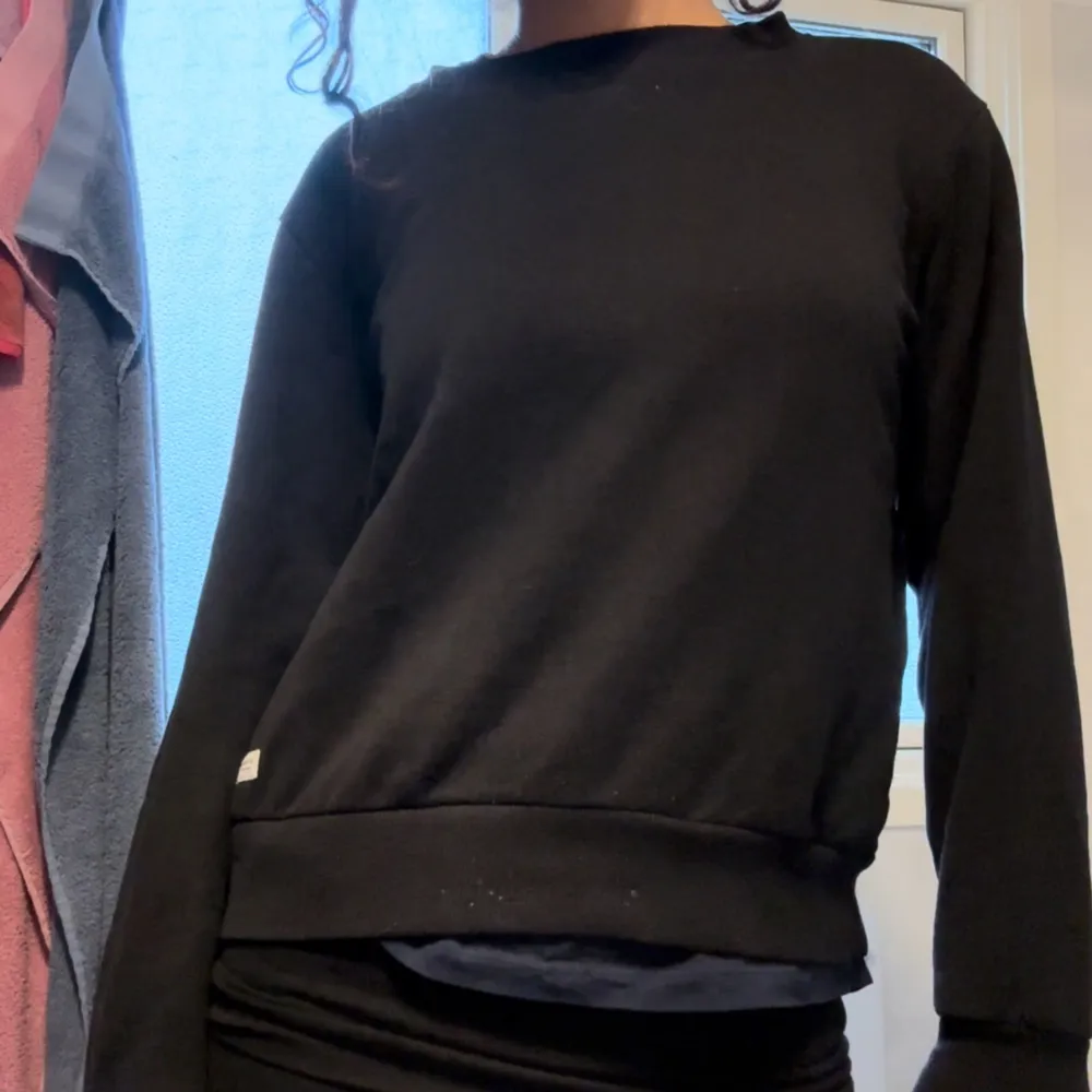 Jätte skön svart långärmad tröja. Står storlek 160 som motsvarar ungefär XS, kan passa S. Skriv om du har frågor🩷!!. Tröjor & Koftor.