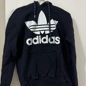 Enkel mörkblå adidas hoodie. Använt några gånger annars i bra skick. Varmt material. 