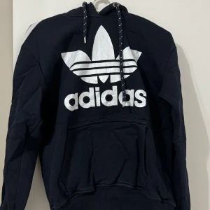 Adidas Hoodie - Enkel mörkblå adidas hoodie. Använt några gånger annars i bra skick. Varmt material. 