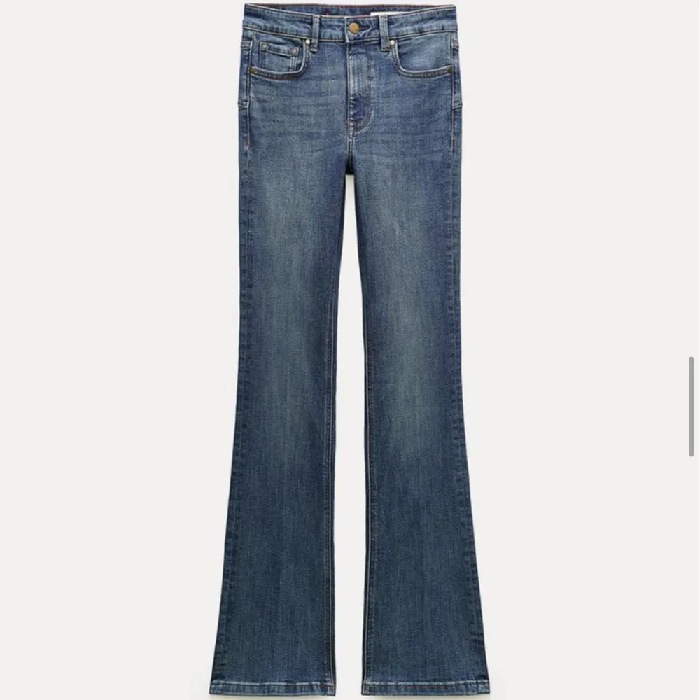 Säljer dessa bootcut jeans från Zara för att dem börjar bli för korta. Dem sitter så himla fint o skönt på & de finns inga defekter!!❤️ (jag är 1,67). Jeans & Byxor.