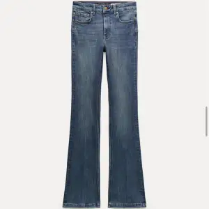 Säljer dessa bootcut jeans från Zara för att dem börjar bli för korta. Dem sitter så himla fint o skönt på & de finns inga defekter!!❤️ (jag är 1,67)