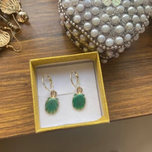 Örhängen  - Örhängen i form av snäckor.