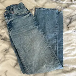 Jättefina jeans från Gina Tricot i modellen Low straight jeans. Säljer pga att jag har vuxit ur dom. Skriv privat vid frågor eller fler bilder💖 Köps via köp nu!