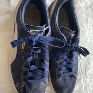 Puma suede skor - Säljer mina gamla Puma suede skor. Det finns bara en skada vid sko snöret annars är dem i bra skick. Om du har frågor fråga bara på.