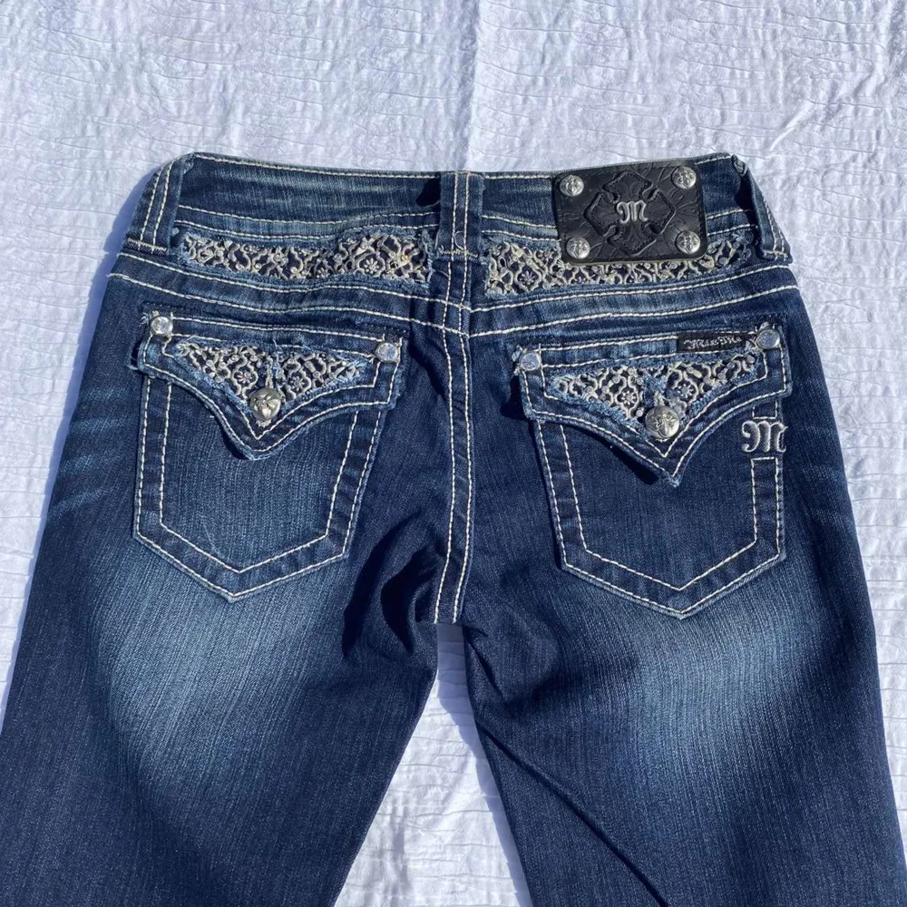 Helt nya lågmidjade bootcut miss me jeans i perfekt skick! Dom är i storlek 26. Hör gärna av er vid frågor eller för mer bilder💞                                                      🤍midjemått: 72cm🤍Benlägnd: 84cm      Gmail: trendigaklader@gmail.com. Jeans & Byxor.