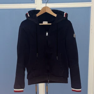 Moncler zip  - Tja! Säljer en riktigt snygg moncler tröja. Skicket är väldigt bra 9/10 storlek M men passar även till S. Tveka inte på att höra av er vid frågor elr funderingar!