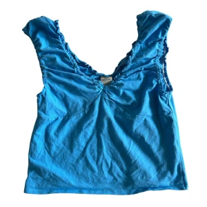 Blå topp - Supersöt blå topp från urban outfitters, köpt förra året men fick aldrig användning för den💋