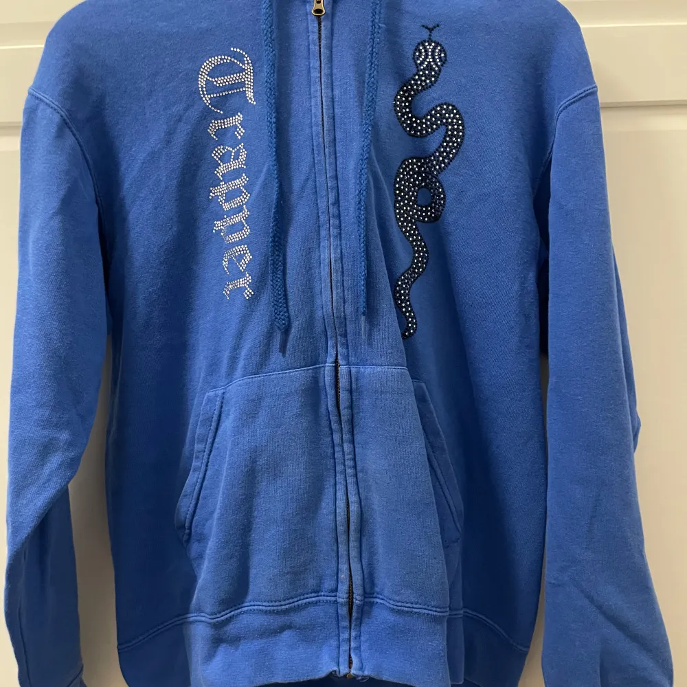 Säljer denna rhinestone hoodie pga den inte kommit till användning längre, inga defekter förutom 2 tuschpenna fläckar som råkat komma åt tröjan. Men priset är inte hugget i sten. Hoodies.