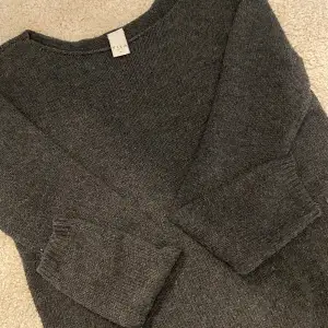 Jag säljer denna enkla med fina tröja då den är för kort för mig. Storleken är M men är liten i storlek. Den är ganska använd men inget som är synligt!🤍 Pris kan diskuteras, kom privat för bilder på!🤍