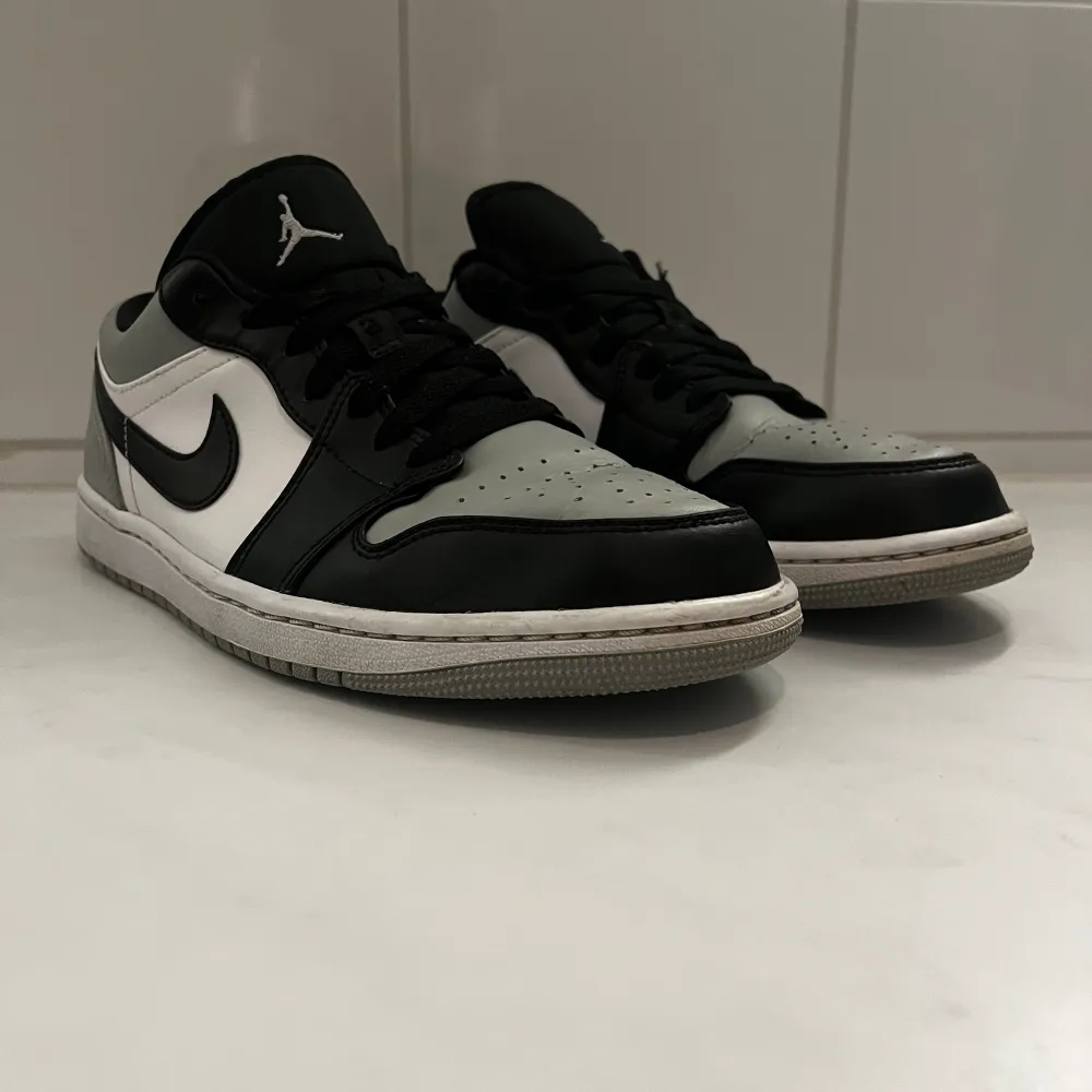 Jordan 1 shadow toe i storlek 42, använda 2 gånger så alltså i gott skick. Skriv om fler bilder behövs eller om du undrar över något annat. Pris kan diskuteras vid snabb och smidig affär.. Skor.