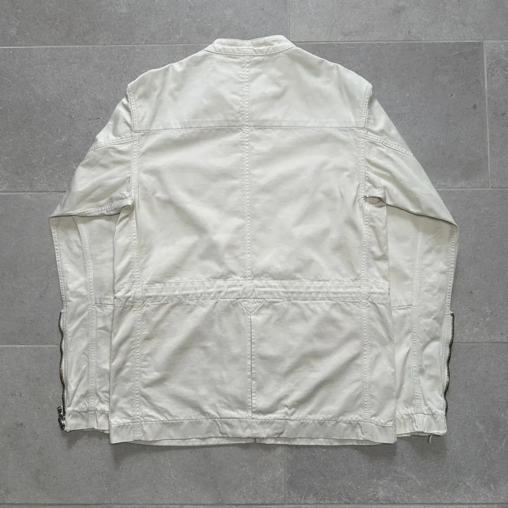 Off white färgad bomulls jacka i moto-jacket stil från Martin Margielas SS2004 kollektion. I fint skick men med lite slitage vid ärmsluten. . Jackor.