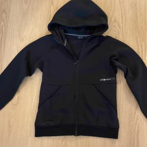 Sailracing tröja  - Säljer denna sailracing tröjan som endast är använd och tvättad 1 gång Nypris: 1000