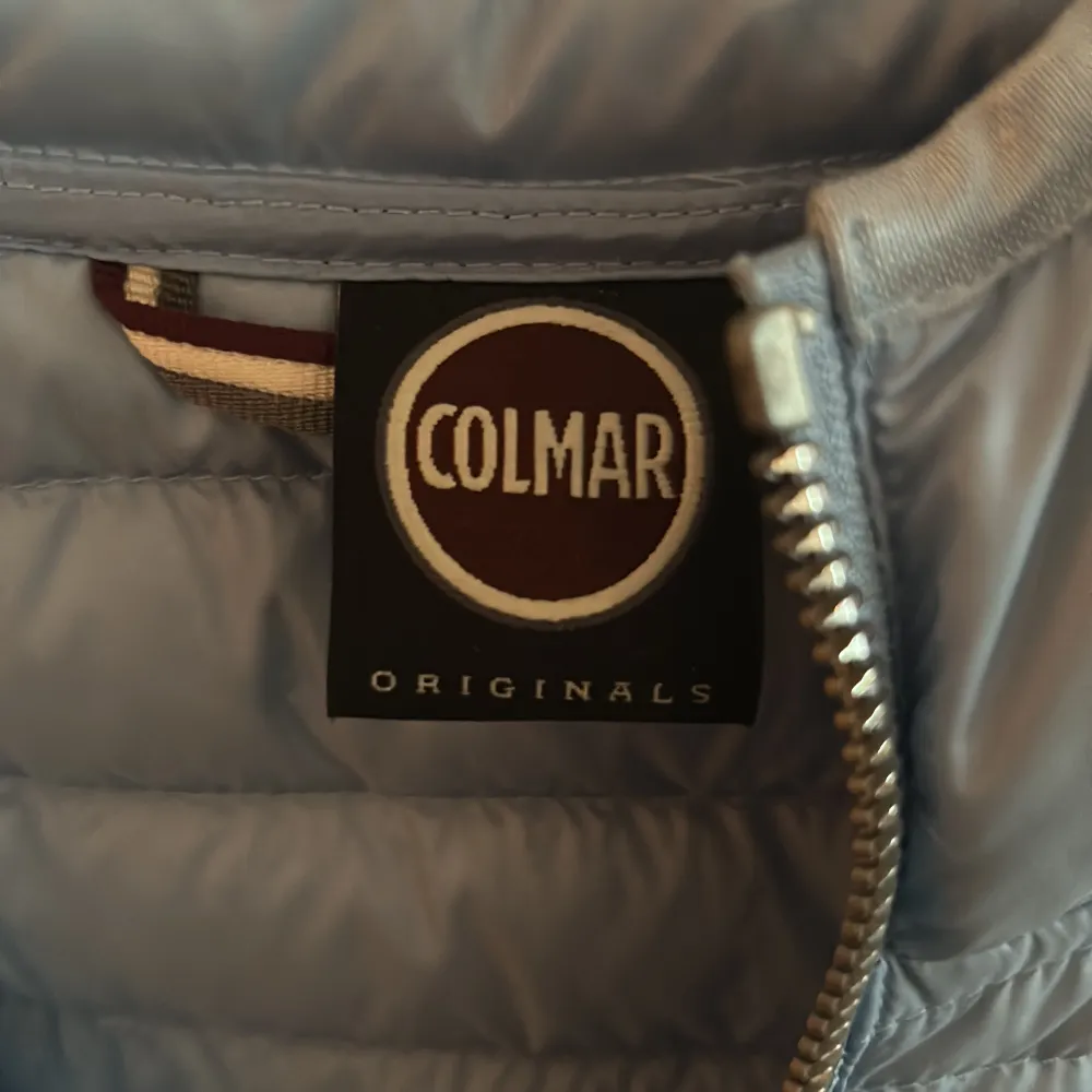 Säljer min fina jacka från Colmar! Perfekt nu till vår/sommaren. Aldrig använd då den är för stor så den är i topp skick. I storlek 14/16 år. Jackor.