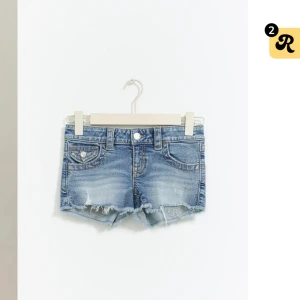 Jeans shorts  - Snygga lågmidjade  jeans shorts från Gina young. Storlek 164 men dom är i ganska stretch material så jag som vanligtvis har 36-38 kan ha dom. Köpte ett par andra därav jag säljer🩷