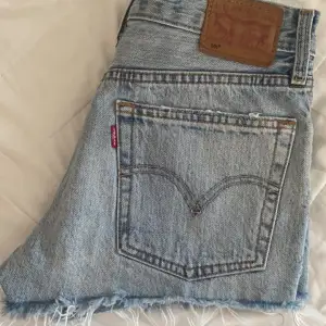 Säljer snyggaste jeans shortsen från Levi’s då de tyvärr var för små för mig…😕Så otroligt snygga och perfekta för sommaren, väldigt bra skick och ser som nästan nya ut! Står ingen storlek men har jämfört och uppskattat dom till en S (25-26) i midjan💗
