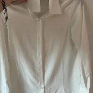 Vit skjorta - Köpt på shein och aldrig använd. Fint material.   