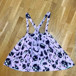 Romwe kawaii hängslekjol - Hängslekjol från Romwe. Den var ganska konstigt sitt när jag fick den,  så fixade den lite.  Insåg dock att jag inte kommer använda den. Endast provad! Strl L, uppskattningsvis S-M Midjemått ca 38,5 cm tvärsöver