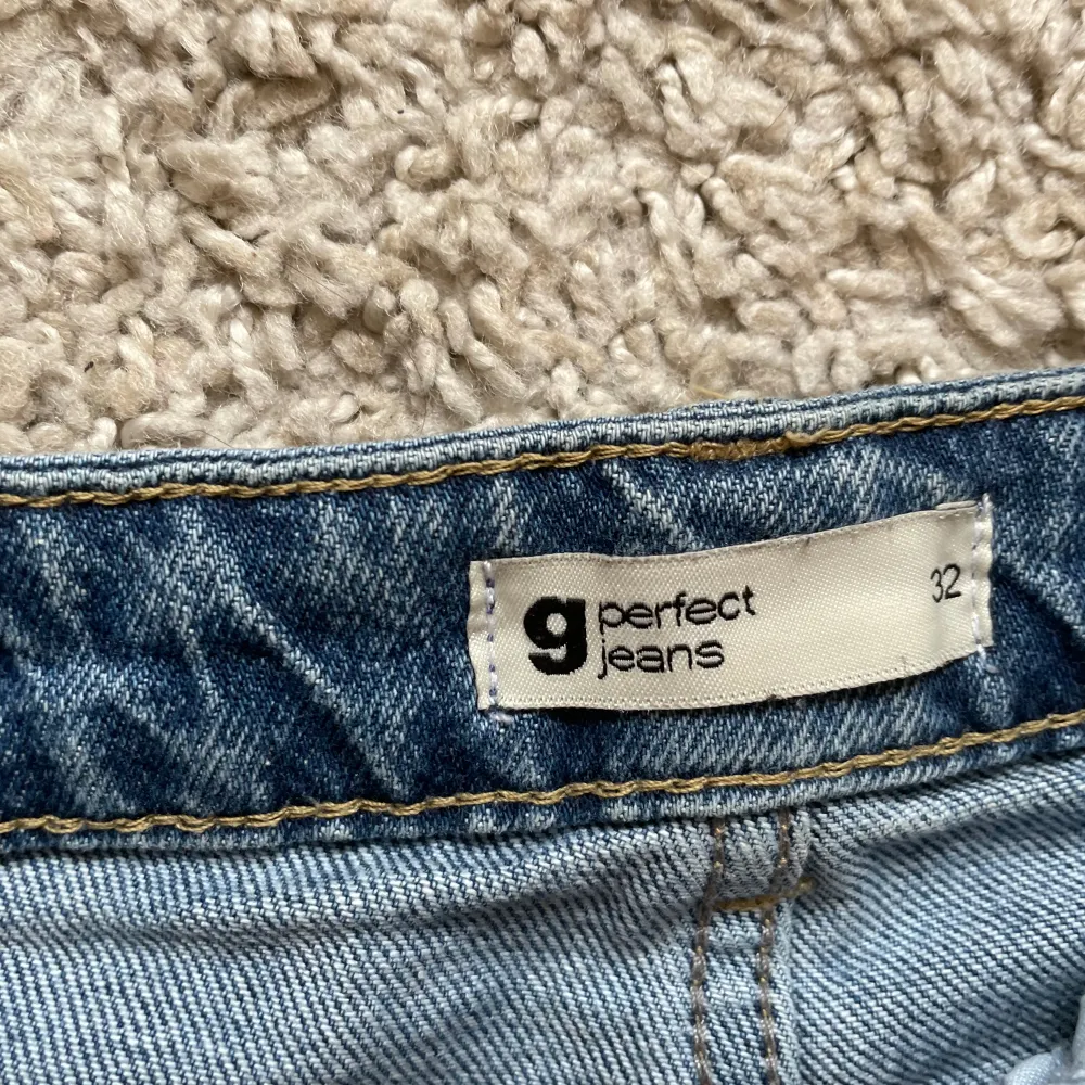 Superfina Gina tricot jeans. Använd frågar ggr men passar tyvärr inte längre! Nypris 500kr pris kan diskuteras❤️. Jeans & Byxor.
