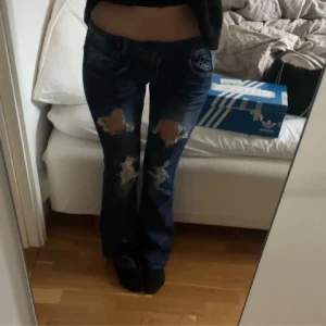 Lågmidjade jeans  - Så coola lågmidjade jeans! Köpta här på plick. Inga defekter. Innerbenslängden är ca 85cm och midjemåttet ca 38 cm. Passar nog bäst på någon som är 170-175 cm!