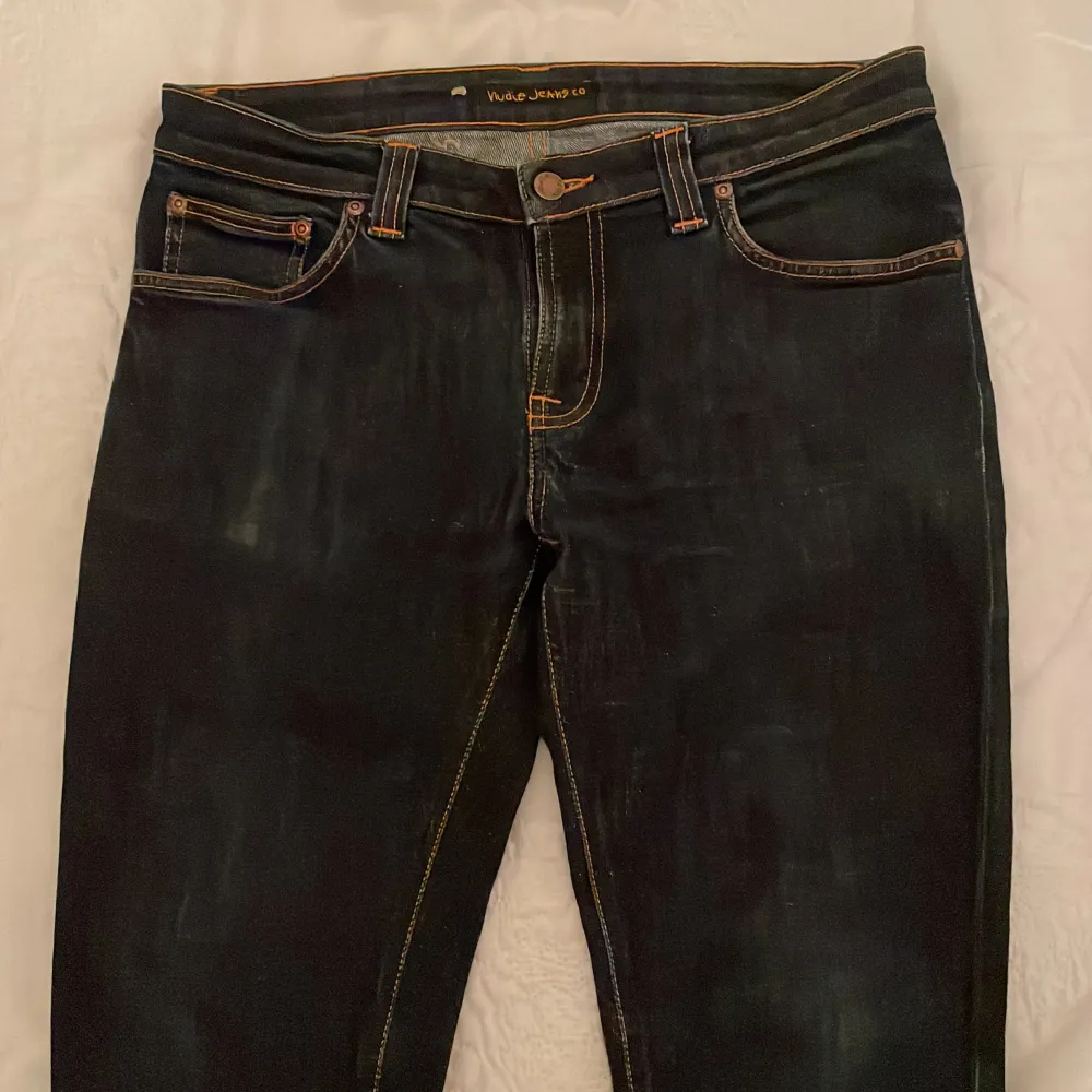 Trendiga Nudie jeans, slim fitt passform och riktigt skön färg skick 9/10 nypris 1600kr. Jeans & Byxor.