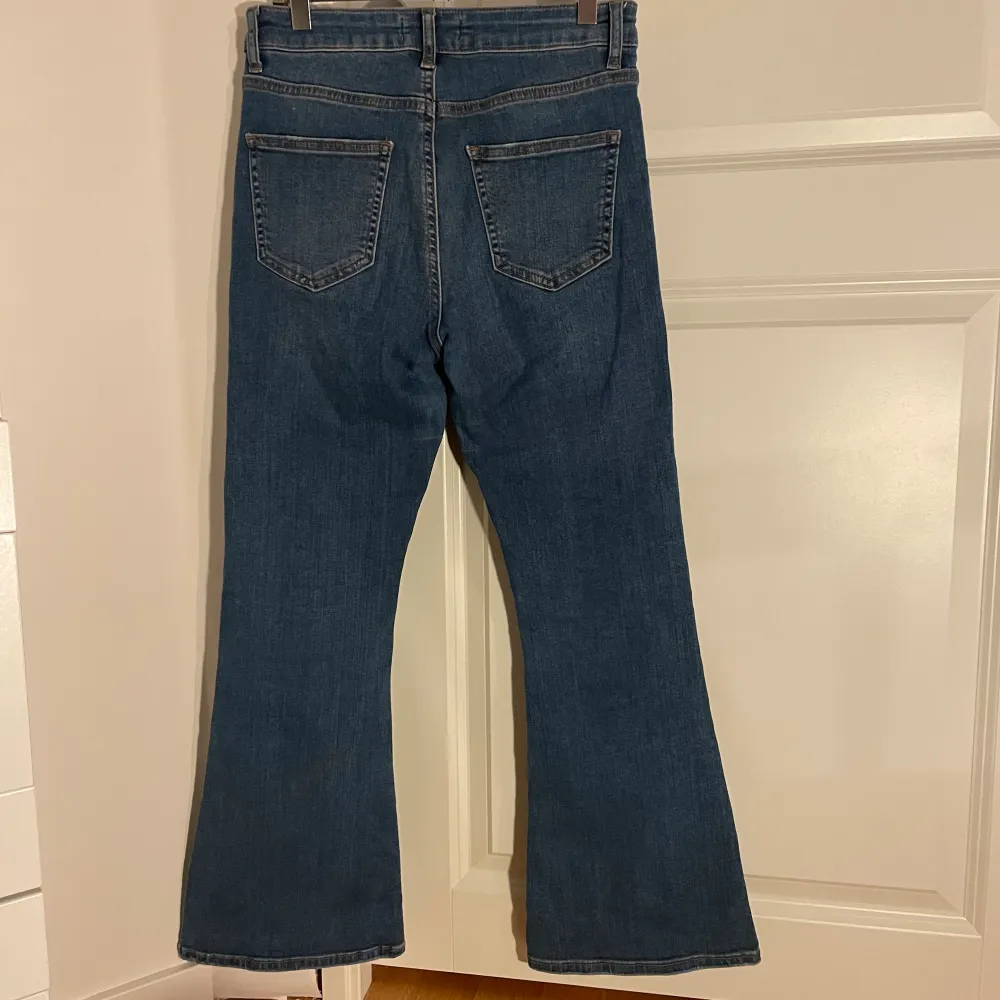 Ett jättefint par jeans från denim som tyvär är för små för mig. Storlek 38 men ganska korta innerbenslängd ungefär 110. Jeans & Byxor.