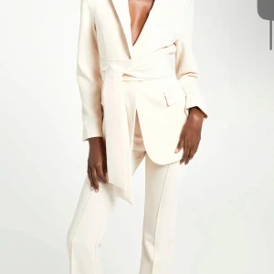 Kavaj set dam - Blazer/kavaj och kostymbyxor i ett set, cream/beige färg. Storlek Xs-s. Från because of alice. Helt nya, endast testade en gång, säljer pga de kom sent till tillfället jag skulle ha dem. Kavaj: 1248kr  Byxor: 832kr Erbjuder frakt och kan mötas upp.