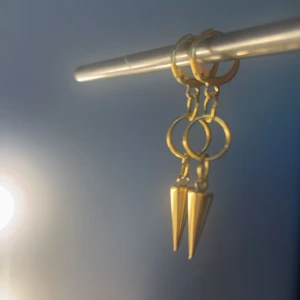 Simple ring - Guldiga örhängen. Finns i silver, FÅR INTE KOMMA I KONTAKT MED VATTEN, det går också att köpa ett örhänge istället för ett par och det är såklart billigare❤️