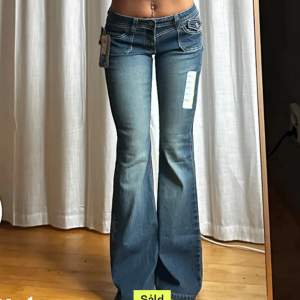 !FÖRRA ÄGARENS BILDER! säljer dessa svinsnygga bootcut jeans som tyvärr är för stora för mig🫶🏼 midja 36cm innerben 80cm