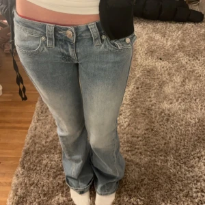 Lågmidjade jeans - Jätte fina true religion jeans som är i bra skick men kommer inte till andvändning längre. Dem är köpta för 1100kr, priset kan diskuteras!💕💕
