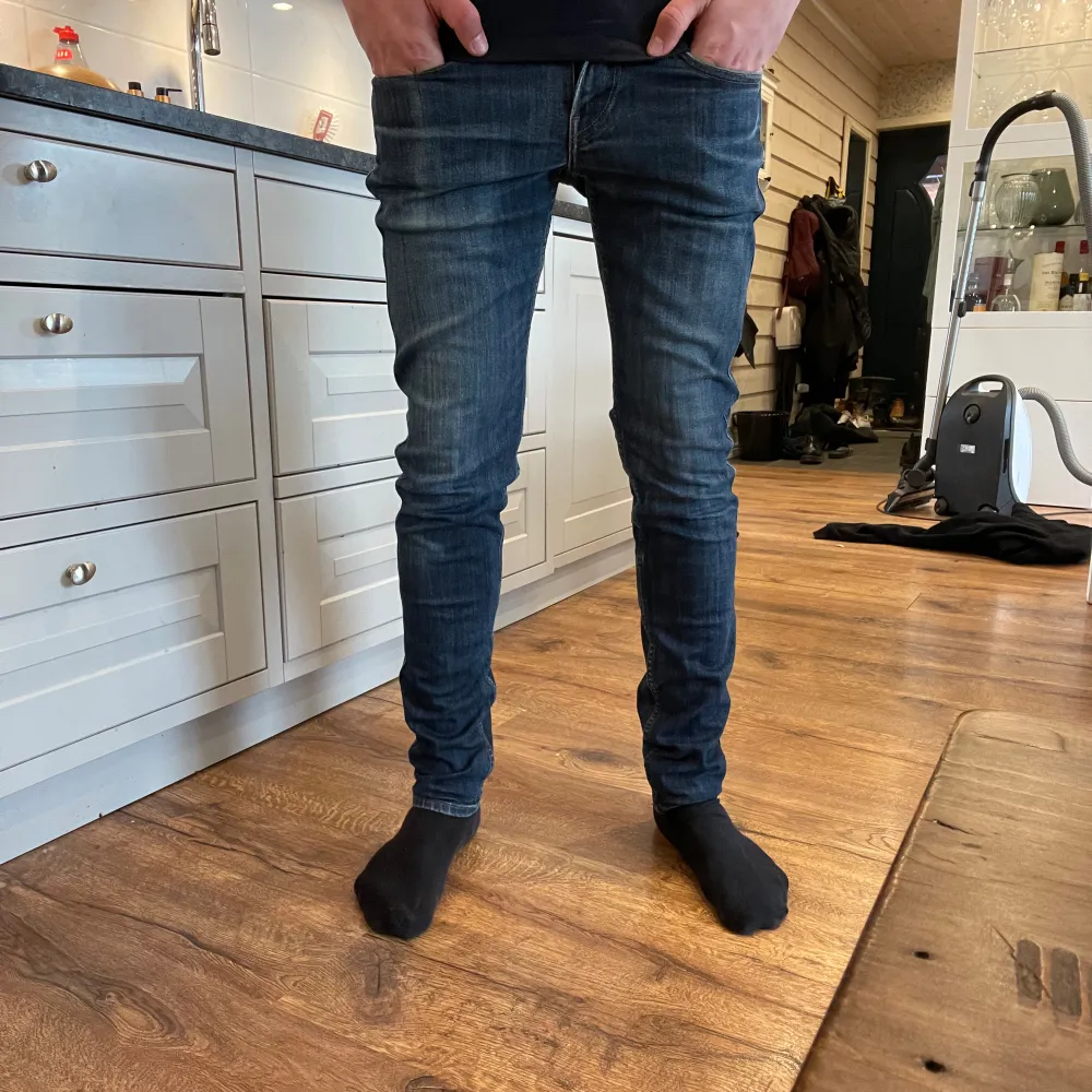 Stilrena Replay jeans. Säljer p.g.a att dom är för små. Skick 8,5/10. Storlek 29/34.  Har du någon fråga så svarar jag gärna i dm😁 . Jeans & Byxor.