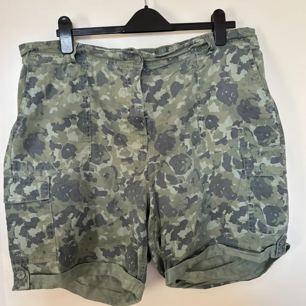 Armé grön mönster shorts. Shorts.