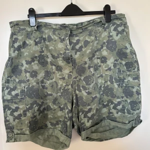 Armégröna shorts - Armé grön mönster shorts