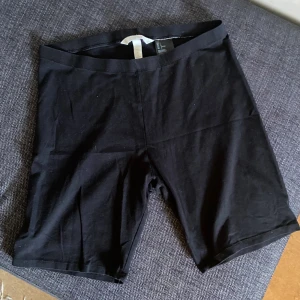 Cykelbyxor  - Cykelbyxor från H&M i storlek L. Använda fåtal gånger och inga defekter 