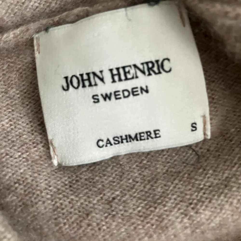 Säljer min supersnygga John Henric Kashmir zip hoodie i storlek S. Den är i bra skick och måttligt använd.. Hoodies.