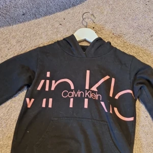 Säljer denna hoodien för att den inte passar💗 - En hoodie från Calvin klien är i bra skick