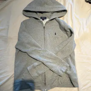 Säljer min brors ralph lauren hoodie i storlek 14-16 år då den inte passar längre 